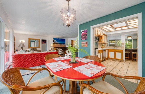 Kailua House | Tropical Gardens,4 Bdr, Large Yard, Pool, 5 min Walk to Beach,Koi Pond, Kailua