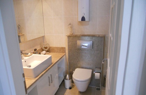 Side Apartment | TROPICAL GARDENS ; spacious ground floor 2 bed home