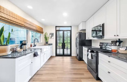 Inverness House | Tropical Lake Getaway - A Peaceful, Secluded 2-bedroom retreat