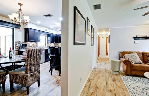 Palma Sola House | Tropical Oasis with heated pool/jacuzzi - 10 min from Anna Maria Island beach!