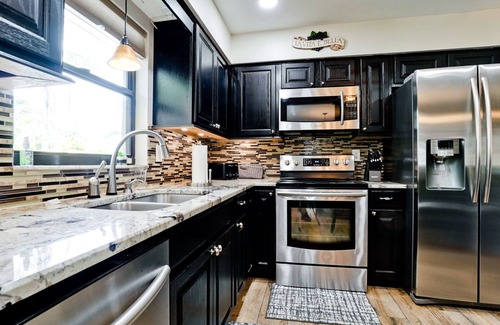 Palma Sola House | Tropical Oasis with heated pool/jacuzzi - 10 min from Anna Maria Island beach!