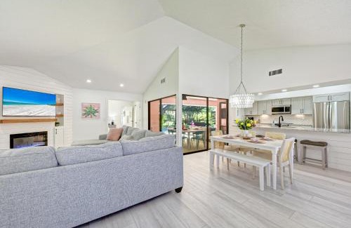 Palma Sola House | Tropical pool home w/outdoor TV & living space!