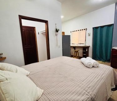 West End Apartment | Tropical Studio in Sunset Villas, West end