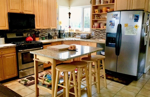 Gateway Ski Chalet | Trout Fishing Lake Front- Mt. Views- Fish, Boat, Hike, Play, Swim, sleeps 10