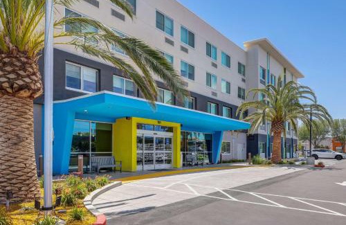 Lathrop Hotel | Tru By Hilton Lathrop