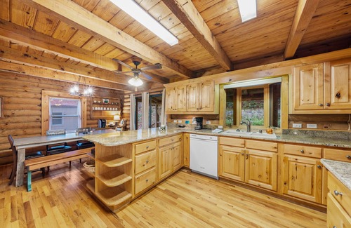 Rabun Gap House | True Log Cabin - High in mtns - Surrounded by trees and privacy - Best location!
