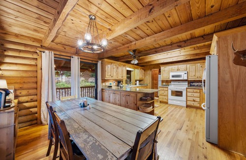 Rabun Gap House | True Log Cabin - High in mtns - Surrounded by trees and privacy - Best location!