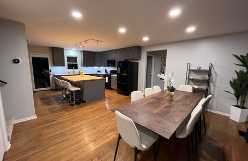 Naperville House | True: NEW Phenomenal 5BR-2BT Spacious House with Playground