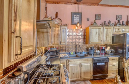 Whitewood House | Truly the GOAT! Hot tub, Pet friendly, Walk to bar/restaurant, Quiet, Unique