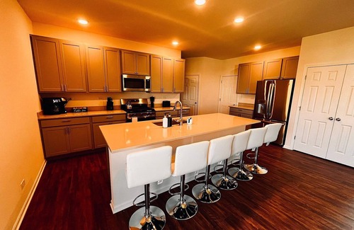 McHenry House | Trust: 3BR - 2 BT Spacious House w/Boho Aesthetic