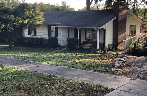 Lynn House | Tryon Love 2 min walk to downtown. Wood fireplace. Monthly rentals only.