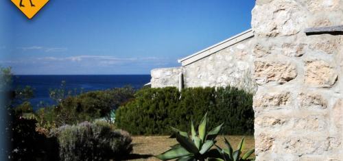 Emu Bay Villa | tu Emuz Stone Beachfront Villa, Emu Bay, Kangaroo Is