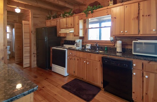 Pine Mountain Cabin | Tucked in the woods yet close to the pool