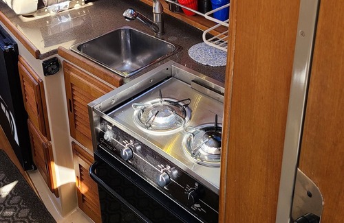 Montague Boat Rental | TUG BOAT WITH CHARACTER WITH GALLEY AND SLEEPING FOR 3