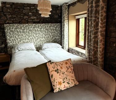 Cwmbach House | Tunnel Cottages at Blaen-nant-y-Groes Farm