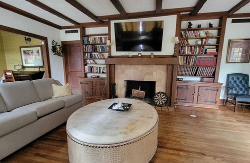 Raleigh House | Turn of the Century Estate 9 BR with Sauna and Pool, Secluded