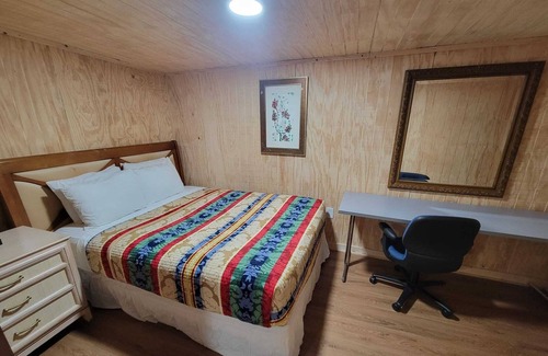 Raleigh House | Turn of the Century Estate 9 BR with Sauna and Pool, Secluded