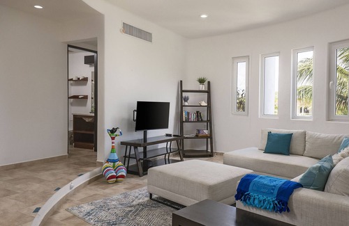 Alfredo V. Bonfil Apartment | Turtle B3 Spacious & Beachside Condo