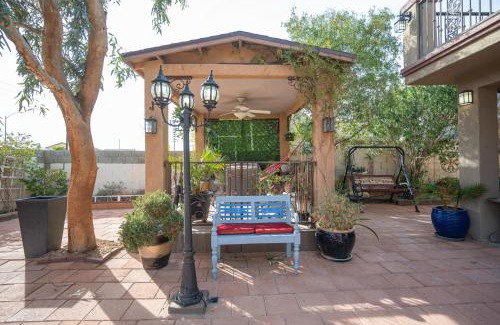 Sunrise Manor House | Tuscan Oasis: Elegance with Comfort. King Bed.