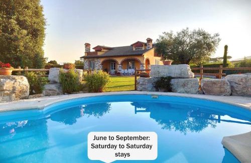 Capannori Villa | Tuscan Villa exclusive use of private pool A/C Wifi Villa Briciola