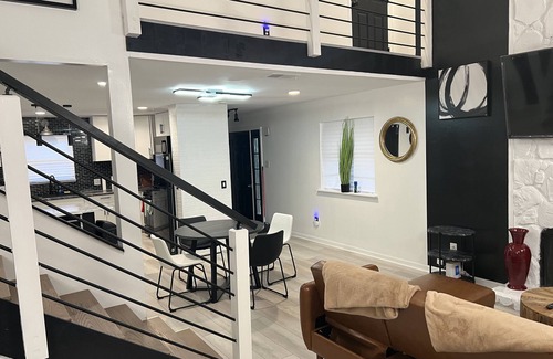 Smyrna House | Tuxedo Touch Modern 2BR Townhouse