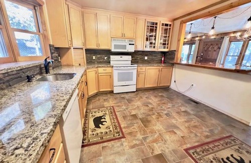 Twain Harte Cabin | Twain Harte Group Cabin: Sleeps 21+, Walk to Town, Lake Access, Pet-Friendly