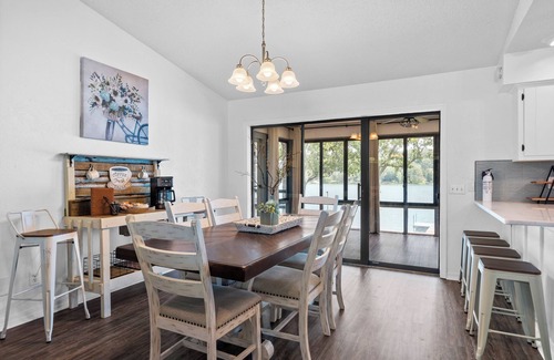 Horseshoe Bend House | Twilight Lodge on Diamond Lake - Waterfront Home