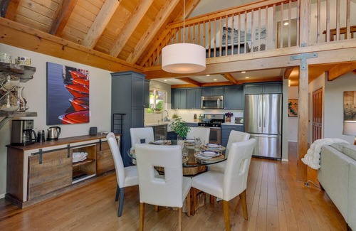 Lake Forest House | Twilight Ridge – Hot Tub, Views, Open Floor Plan, BBQ