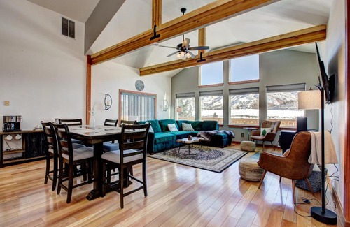 Boise House | Twin Pines Cabin in Wilderness Ranch on Hwy 21, AMAZING Views, 20 ft ceilings, fully fenced yard, pet friendly, , Go paddle boarding at Lucky Peak, or snowshoeing in Idaho City and take in the hot springs, sleeps 10!