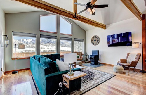 Boise House | Twin Pines Cabin in Wilderness Ranch on Hwy 21, AMAZING Views, 20 ft ceilings, fully fenced yard, pet friendly, , Go paddle boarding at Lucky Peak, or snowshoeing in Idaho City and take in the hot springs, sleeps 10!