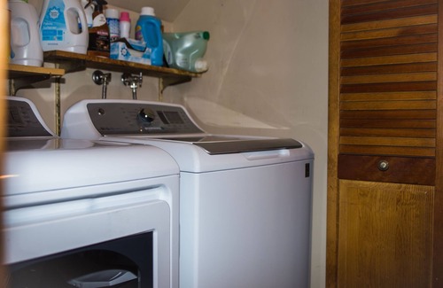 Pine Mountain Club Cabin | Twin Pines Getaway-Authentic Log Cabin with Lake and Golf Course Views