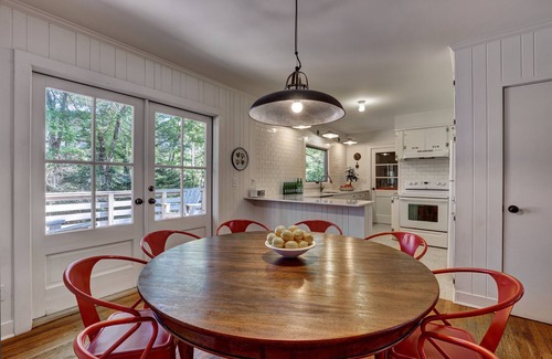 Highlands House | TWO BLOCKS FROM MAIN ST.! 5 BDRM/3 BA, WiFi. HD.