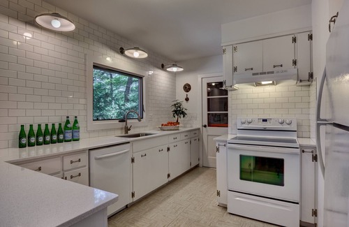 Highlands House | TWO BLOCKS FROM MAIN ST.! 5 BDRM/3 BA, WiFi. HD.