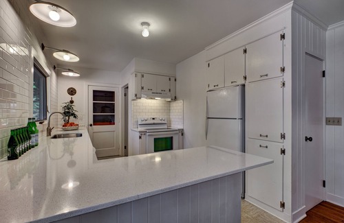 Highlands House | TWO BLOCKS FROM MAIN ST.! 5 BDRM/3 BA, WiFi. HD.