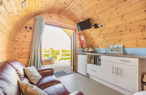 Oakenholt Cottage | TWO HOOTS, romantic, character holiday cottage in Northop