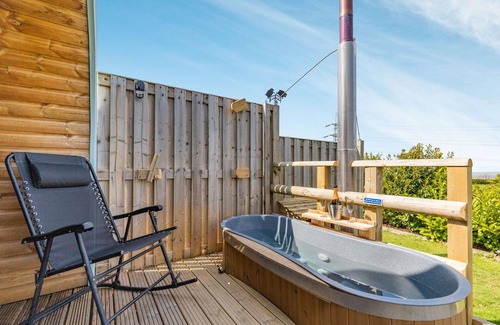 Oakenholt Cottage | TWO HOOTS, romantic, character holiday cottage in Northop