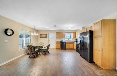 Fort McCoy Cabin | Two lakefront homes on one property near Salt Springs with great porches & yard