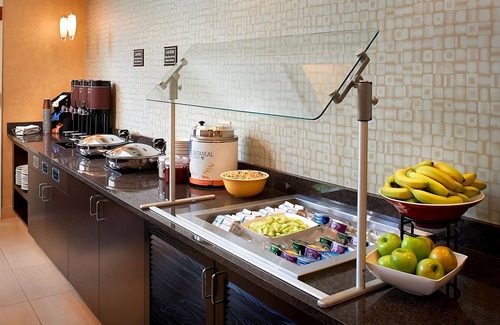 Waukegan Hotel | TWO Pet-friendly 2BR Suite with Full Kitchen! Free Breakfast, Swimming Pool