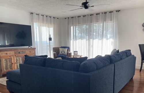 Lakeview House | Two Seperate Living Areas with Views of Bull Shoals Lake and Dam