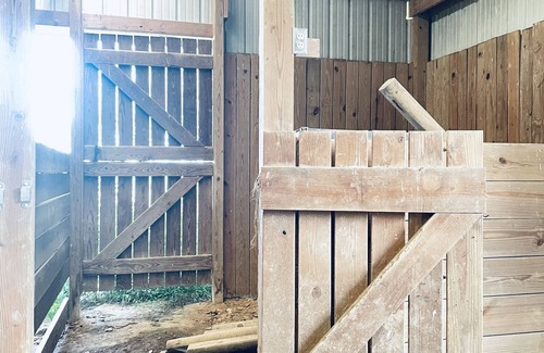 White House House | Two stable barn plus 2.5 acres