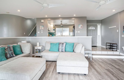 Kaneohe House | Two-story ocean view home with a furnished patio & deck, washer/dryer, & AC