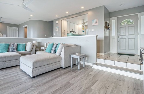 Kaneohe House | Two-story ocean view home with a furnished patio & deck, washer/dryer, & AC