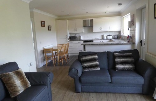 Ynysddu House | Ty Coppi Holiday Cottage