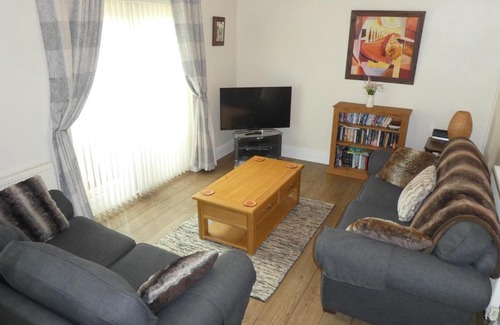 Ynysddu House | Ty Coppi Holiday Cottage