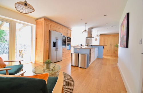 New Quay House | TY NI, pet friendly, luxury holiday cottage, with hot tub in New Quay