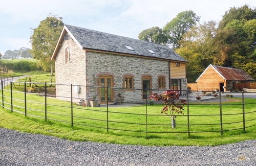 Llanbadarn Fynydd Cottage | TYNDDOL BARN, family friendly, with hot tub in Llanbadarn Fynydd