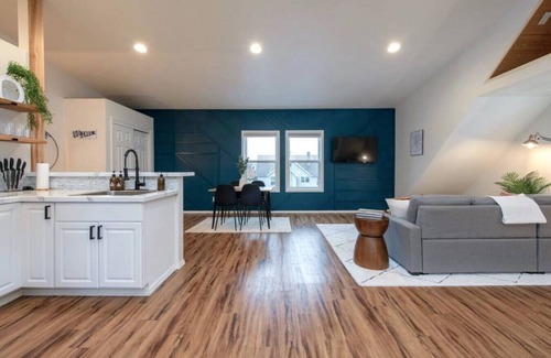 Logan Apartment | U-District Loft near GU w/Self Check-in & Wifi!