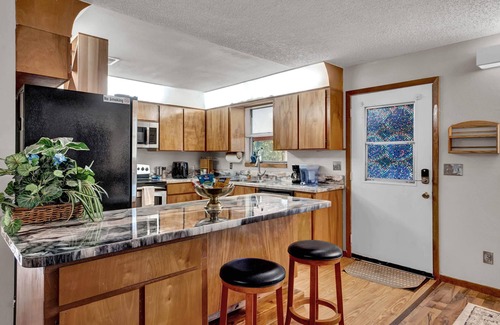 Eustis House | Uhost AI - 4BR Getaway - Cozy Firepit & Hot Tub Fun