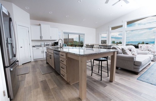 Sweetwater House | Ultimate Bear Lake Getaway! Large Deck w/Slide! Paddleboards & Kayaks!