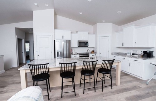 Sweetwater House | Ultimate Bear Lake Getaway! Large Deck w/Slide! Paddleboards & Kayaks!